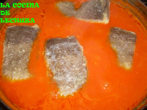 Bacalao salsa piquillos cociendo