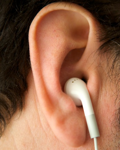 The way most people insert Apple earbuds