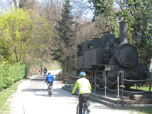 Der Fahrradweg war früher der Bahnsteig für die Eisenbahnverbindung zwischen Kaltern, Eppan und Bozen; dies alte Dampflokomotive erinnert daran