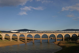 El Transcantabrico crosses the bridge over the River Ebro at Arija, Burgos: Luxury Train Club