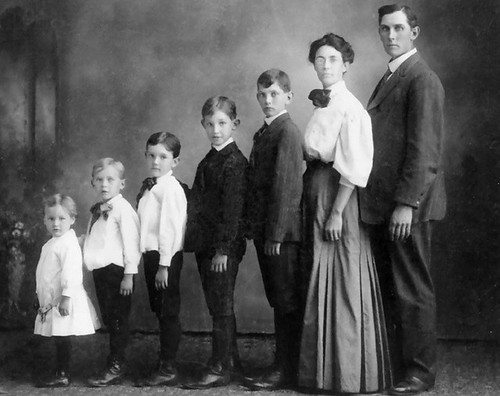 awkward family photo images. A Collection Of Pre-1930 Awkward Family Photos
