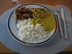 Hähnchenspieße mit Curry-Kokos-Soße und Basmati-Reis