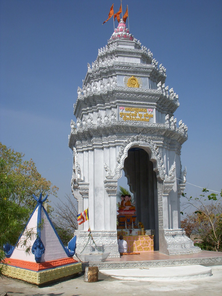 templo sagrado con nana rezando