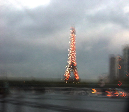 La Tour Eiffel scintillante prise de la voie Georges Pompidou