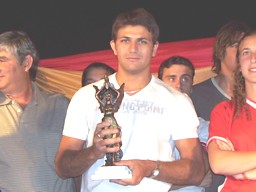 Matías Bendazzi muestra el premio -Hernando Pujío 2007-