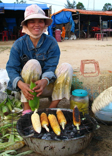Charcoal grilled corn vendor street  Pinoy Filipino Pilipino Buhay  people pictures photos life Philippinen  菲律宾  菲律賓  필리핀(공화국) Philippines    