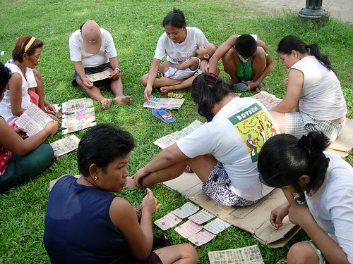 Bingo game get together in a park Pinoy Filipino Pilipino Buhay  people pictures photos life Philippinen  菲律宾  菲律賓  필리핀(공화국) Philippines    