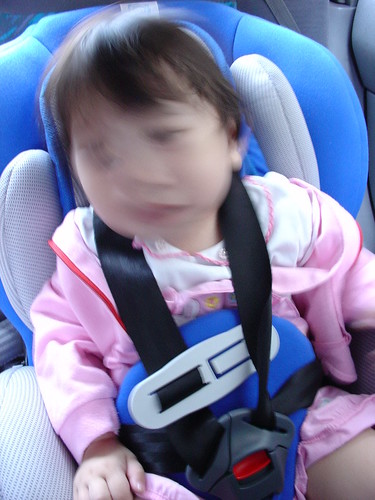20070513 第一次坐安全坐椅 (不是因為不喜歡才哭的)