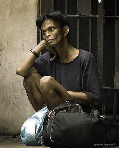  man sitting street sidewalk scene Buhay Pinoy Philippines Filipino Pilipino  people pictures photos life Philippinen      