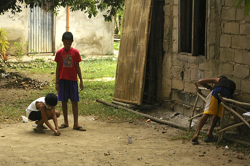  boys playing holen (marble) game traditional street game Philippines Buhay Pinoy  Filipino Pilipino  people pictures photos life Philippinen      
