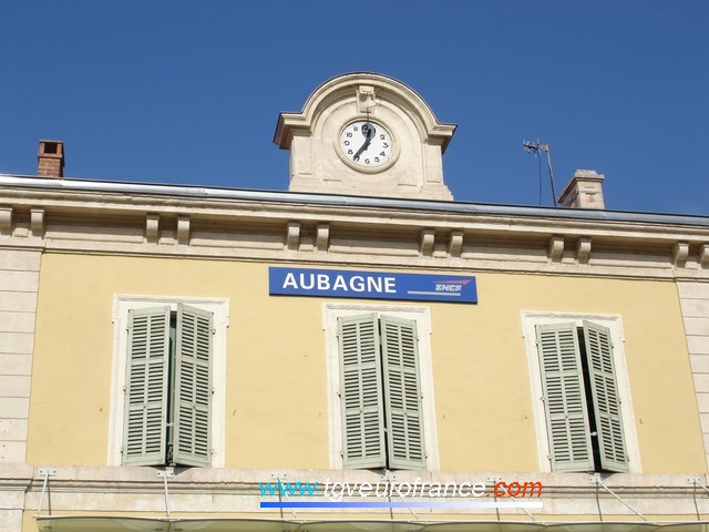 Horloge de la gare d'Aubagne sur le toit du bâtiment voyageurs (BV)