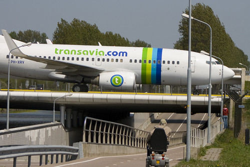 Avión encima carretera autos taxiway to Schiphol