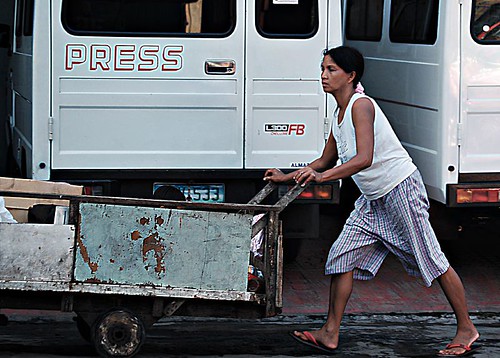  woman pushes kariton for a living recyclers scavenger Buhay Pinoy Philippines Filipino Pilipino  people pictures photos life Philippinen      