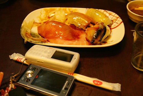 你拍攝的 比手機大的生魚片壽司。