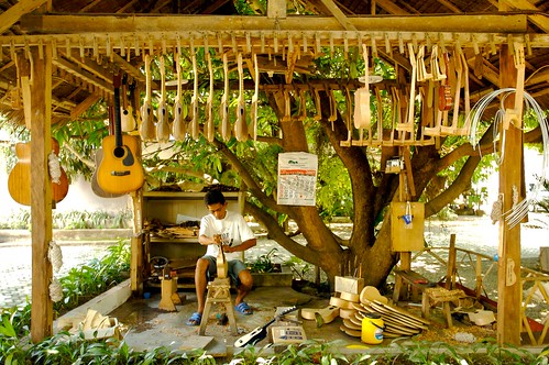 outdoor guitar shop store cebu alegre craftsman handicraft vendro Pinoy Filipino Pilipino Buhay  people pictures photos life Philippinen  菲律宾  菲律賓  필리핀(공화국) Philippines    