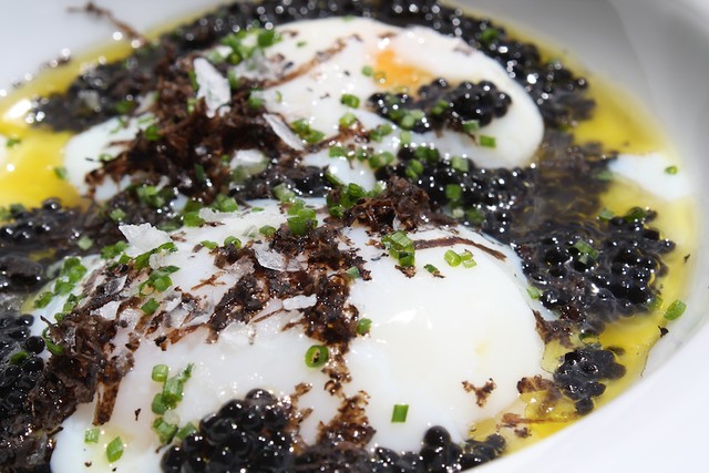 Huevos cocidos a baja temperatura con caviar de trufa