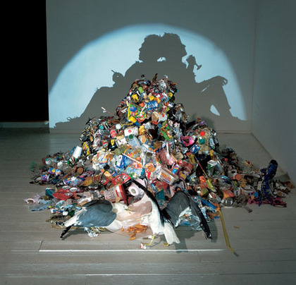 垃圾堆成的人形光影 http://www.flickr.com/photos/anchime/2363533918/