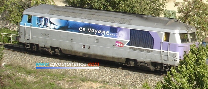La locomotive thermique BB 67560 SNCF en livrée "En voyage" à Aix-en-Provence