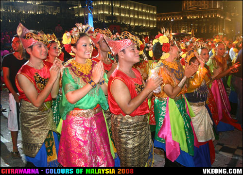 colours of malaysia dancers