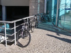 Bicicletas junto ao centro comercial Dolce Vita em Cascais