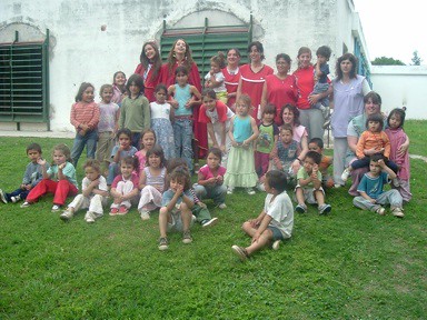 Reina y 2da. Princesa junto con los chicos y docentes del Centro de Apoyo al Niño y la Familia