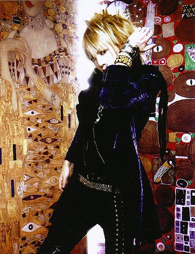 klimt wallpaper. Shou with Klimt-background