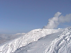 噴煙越しの旭岳