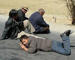 チベットでは地面に寝るのがブーム