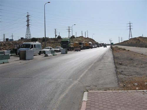 Atara - Bir Zeit checkpoint - line of vehicles waiting to be checked on 4 May 2008 - photo by Judith Spitzer