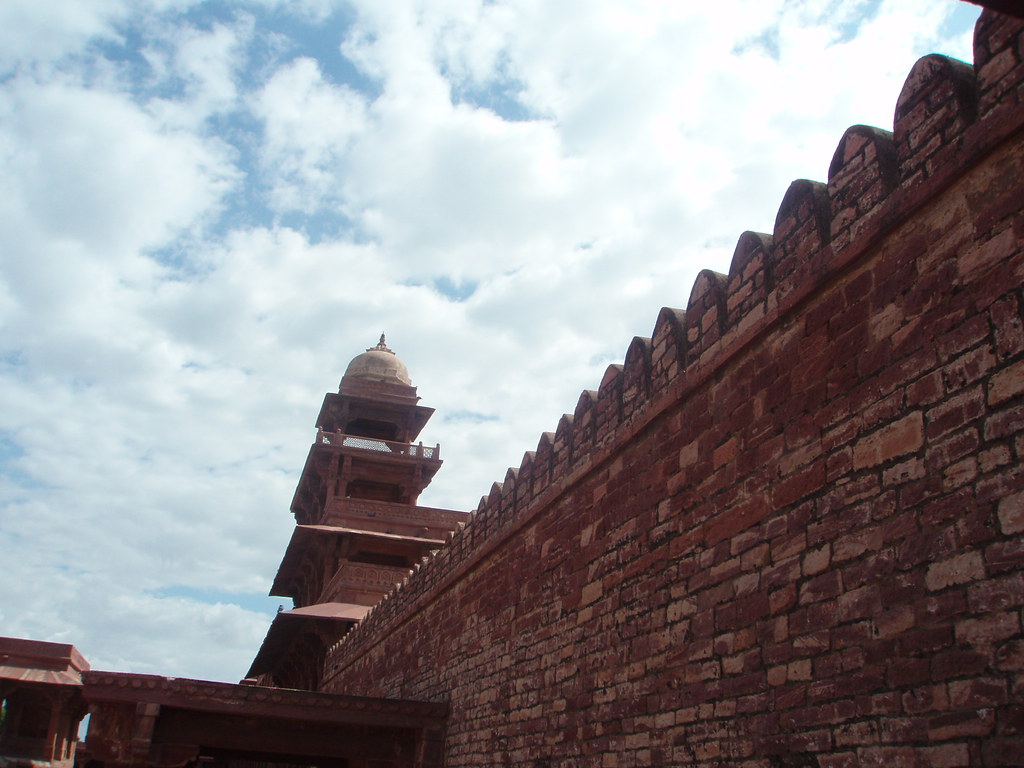 El Panch Mahal de Fatehpur Sikri tras la muralla