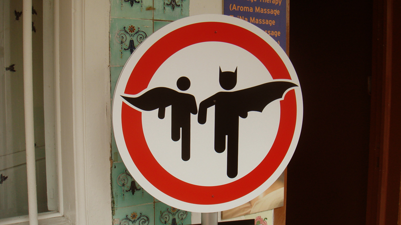 Thumb Letrero de señalización para el paso de Batman y Robin