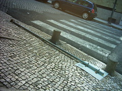 Passadeira obstruída por sinal caído, Lisboa