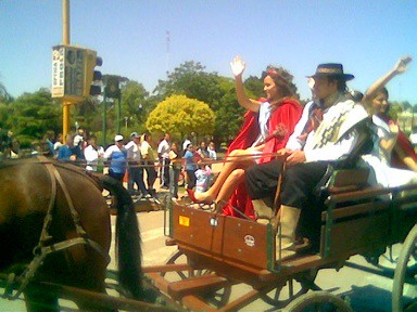 La Reina Nacional del Maní en el desfile de carruajes del día domingo