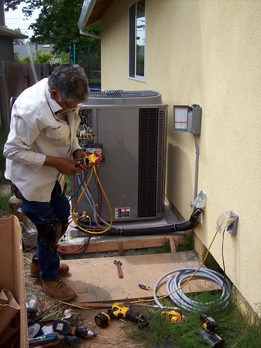 José installing the condensor