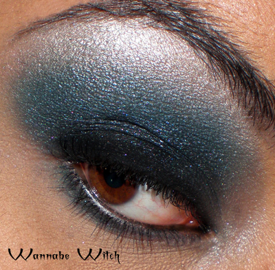 Smokey Eye Makeup Guide apply eye shadows and mascara 1
