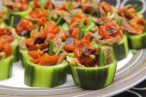 Beef and roasted tomatoes in cucumber cups