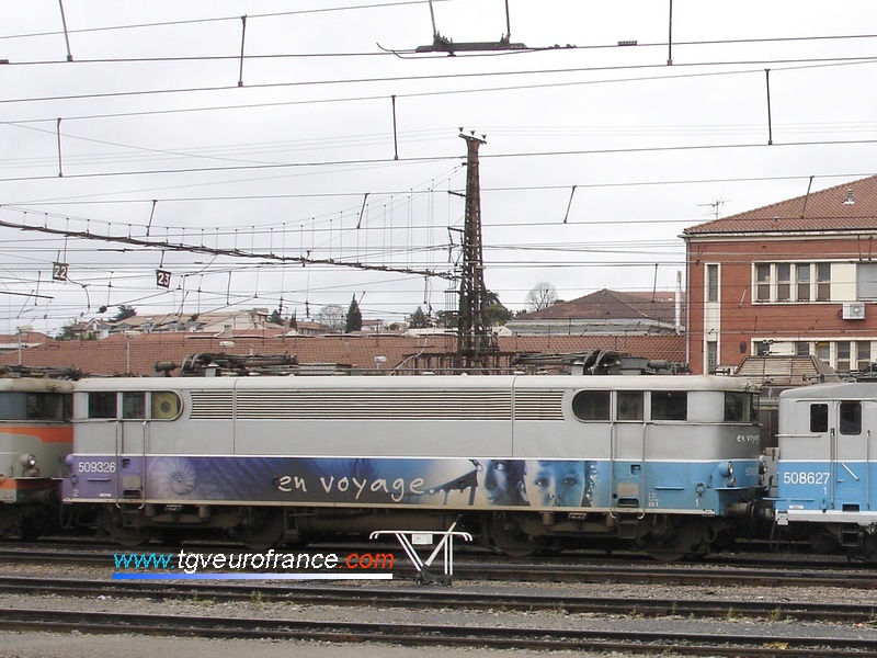 Une locomotive électrique BB9300 SNCF en livrée "En voyage" stationne sous caténaire 1500 V.