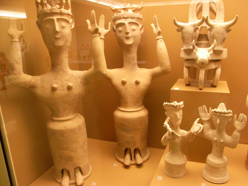 minoan clay figurines in the Heraklion museum