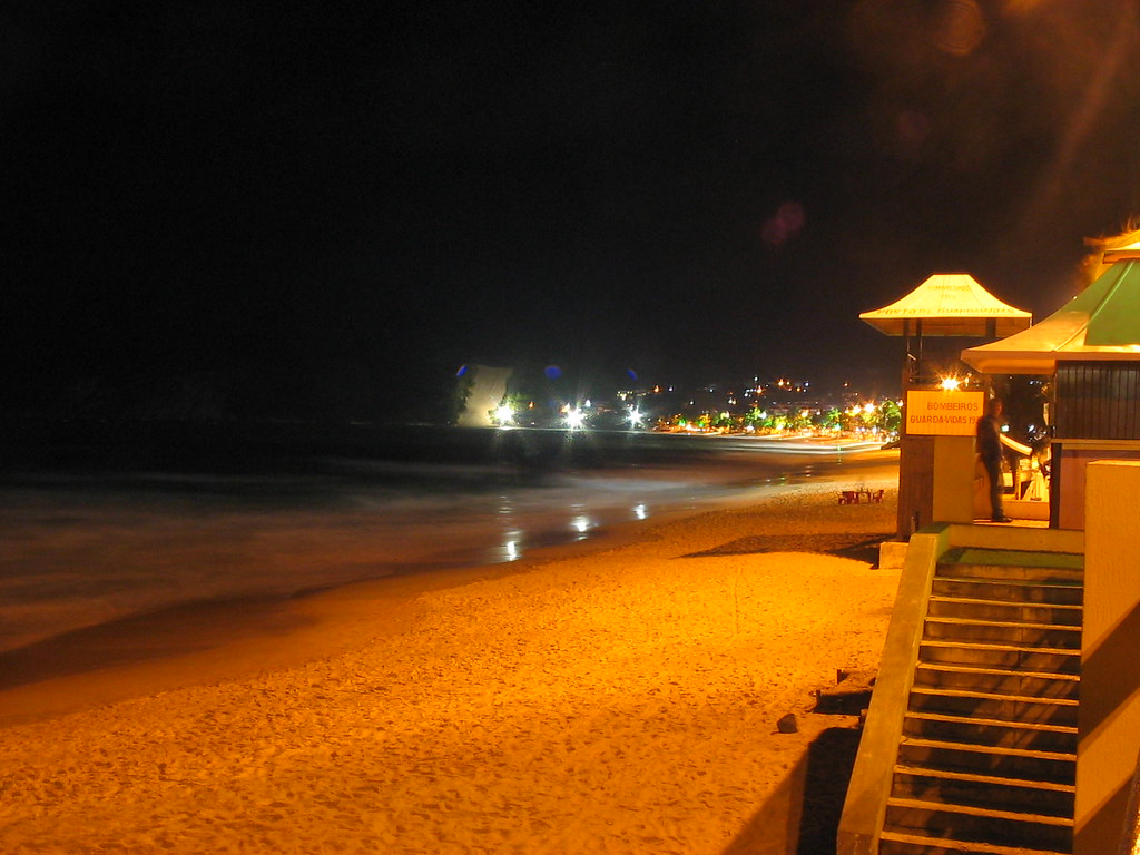 La "praia" de Ponta Negra por la noche.