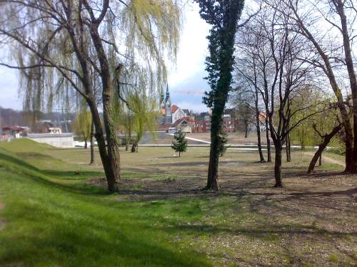 Park ob novem mostu Barjanske ceste čez Gradaščico