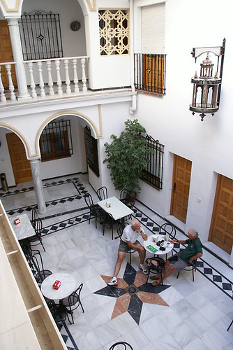 Patio, Hotel los Omeyas, Córdoba por Chris Juden.