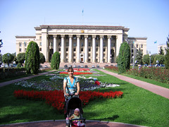 Maman et Julia devant l'ancien parlement à Almaty