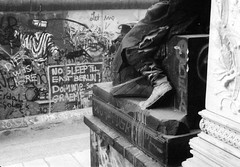 Berlin_Wall_Nov1989