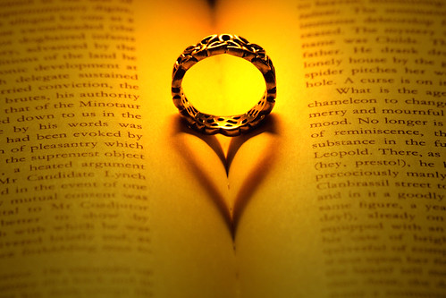 foto de anillo con sombra en corazón