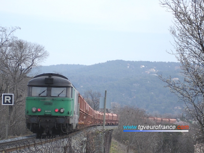 La locomotive Diesel-électrique BB 67529 de Nevers est en pousse d'un train de bauxite à Aix-en-Provence.