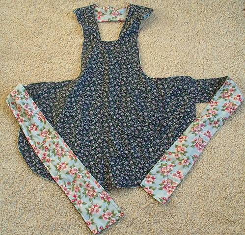 reversible apron   made by smoothiejuice