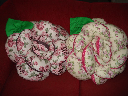 Almofadas de rosa dupla by Artesanatos da Irlainy