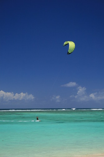 Kite surfing por Hans Khoodoo.