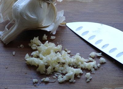 mincing_garlic