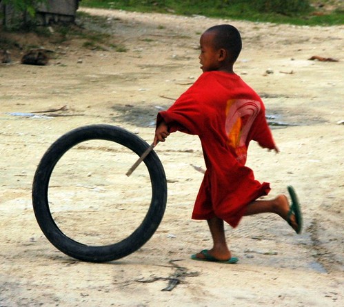  Siargao boy playing with tire Pinoy Filipino Pilipino Buhay  people pictures photos life Philippinen  菲律宾  菲律賓  필리핀(공화국) Philippines    